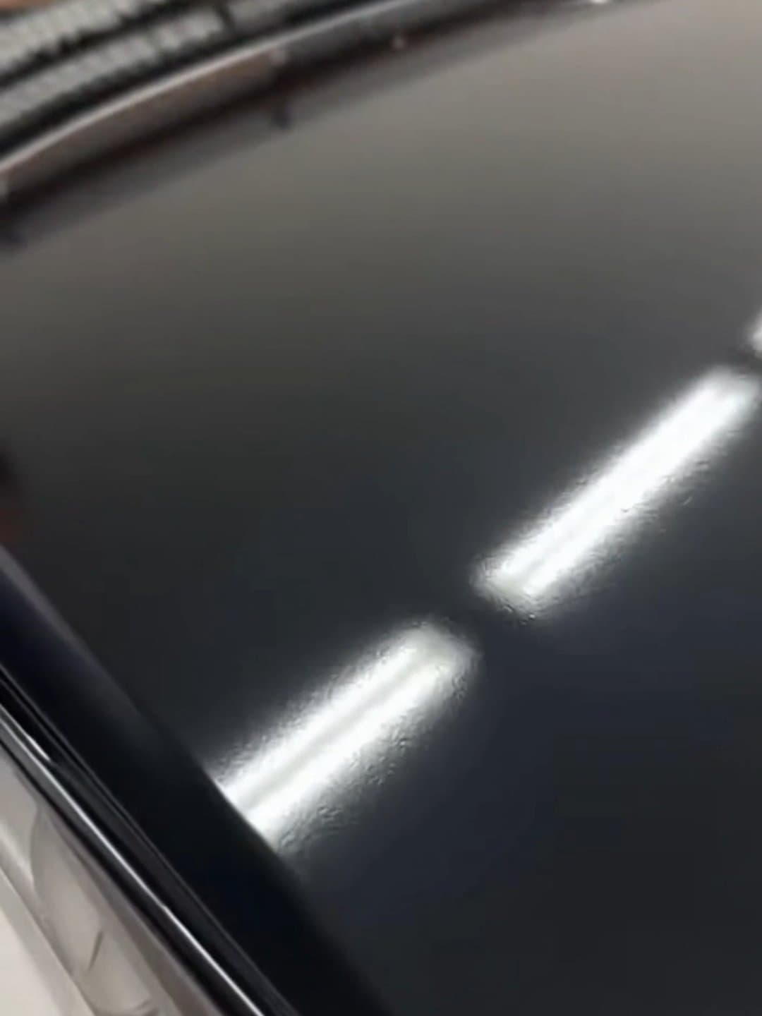 Pintura preta com Resina Extreme: brilho espelhado refletindo as luzes